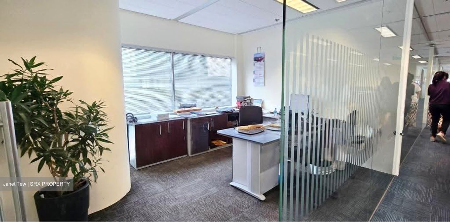 Gateway East (D7), Office #618725001